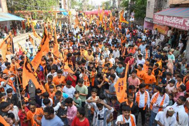 NEW DELHI, INDIA - 12 Nisan 2025 tarihinde Yeni Delhi, Hindistan 'da Hanuman Jayanti vesilesiyle Jahangirpuri' deki Shobha Yatra sırasında güvenlik alarmı verildi. Hanuman Jayanti, Hindu 'da çok saygı duyulan bir şahsiyet olan Tanrı Hanuman' ın doğumunu kutluyor. 