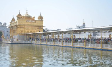 AMRITSAR, INDIA - 13 Nisan 2025: Bağımlılar, 13 Nisan 2025 tarihinde Hindistan 'ın Amritsar kentinde, Altın Tapınak' ta düzenlenen Baisakhi festivali vesilesiyle saygılarını sunuyorlar. Vaisakhi, diğer adıyla Baisakhi, Vaisakh ayının başlangıcını müjdeliyor..