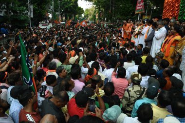 KOLKATA, INDIA - 13 APRIL: Bharatiya Janata Partisi (BJP), Murshidabad ilçesinde düzenlenen protesto gösterileri ve 25753 öğretmenin öldürülmesine karşı düzenlenen toplu şiddet eylemlerinde üç kişinin ölümüne karşı bir protesto gösterisi düzenledi.  