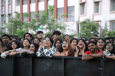 NEW DELHI, INDIA - 28 Mart 2025: Öğrenciler, her yıl düzenlenen Indira Gandhi Delhi Kadınlar Teknik Üniversitesi (IGDTUW) Taarangana25 kültür festivali sırasında Bollywood şarkıcısı Mohit Chauhan 'ın performansının keyfini çıkarıyorlar (IGDTUW)). 