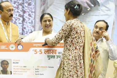 NEW DELHI, INDIA - 10 APRIL 2025: Delhi Sağlık Bakanı JP Nadda ve Delhi Genel Sekreteri Rekha Gupta Sağlık Bakanlığı ve Aile Sağlığı Bakanlığı ile Delhi Hükümeti arasında MOU tarafından imzalanan imza töreninde Ayushman Kartları 'nın Yararlılara dağıtımı