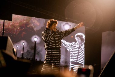 NEW DELHI, INDIA - 23 Mart 2025 tarihinde, Bollywood şarkıcısı Sonu Nigam, Delhi Teknoloji Üniversitesi (DTU), Rohini kampüsünde, Yeni Delhi, Hindistan 'da düzenlenen yıllık kültür festivali Engifest' 25 'te sahne aldı.. 