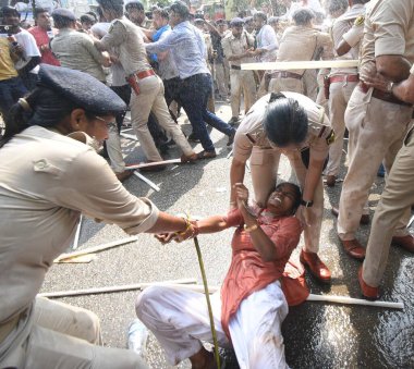 PATNA, INDIA - 11 Nisan 2025 'te Hindistan' ın başkenti Patna 'da polis personeli Palayan Roko-Naukri Do Padyatra sırasında Kongre ve NSUI çalışanlarını durdurdu. 