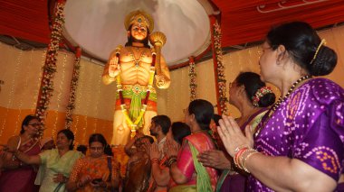 MUMBAI, INDIA - 12 Nisan 2025 'te Hindistan' ın Mumbai kentinde Hanuman Jayanti 'nin Ghodbunder Road Owala köyünde gerçekleştirdiği etkinlikte Tanrı Hanuman' ın 10 metrelik putuna ibadet edenler. Hanuman Jayanti, Tanrı Hanuman 'ın doğumunu kutluyor.