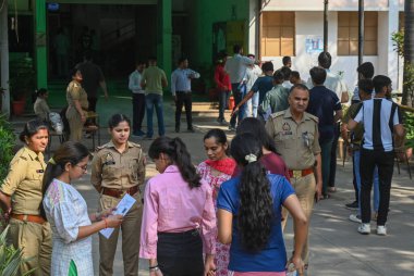 NOIDA, INDIA - 13 Nisan 2025: Ulusal Savunma Akademisi 'ne (NDA) adaylar 13 Nisan 2025' te Hindistan 'ın Noida kentinde, Devlet Koleji Sektörü 12' ye giriş sınavına girecekler.. 