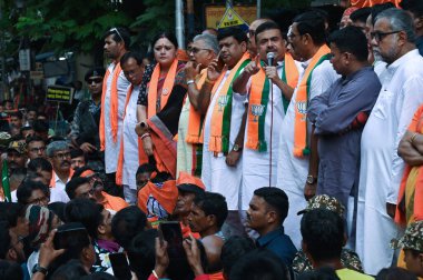 KOLKATA, INDIA - 13 APRIL: Bharatiya Janata Partisi (BJP), Murshidabad ilçesinde düzenlenen protesto gösterileri ve 25753 öğretmenin öldürülmesine karşı düzenlenen toplu şiddet eylemlerinde üç kişinin ölümüne karşı bir protesto gösterisi düzenledi.  