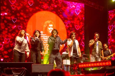 NEW DELHI, INDIA - 23 Mart 2025 tarihinde, Bollywood şarkıcısı Sonu Nigam, Delhi Teknoloji Üniversitesi (DTU), Rohini kampüsünde, Yeni Delhi, Hindistan 'da düzenlenen yıllık kültür festivali Engifest' 25 'te sahne aldı.. 