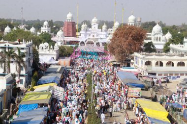 BAthingda, INDIA - 13 Nisan 2025 'te Baisakhi festivali vesilesiyle Talwandi Sabo' daki Takht Shri Damdama Sahib 'e saygılarını sunanlar. Vaisakhi, diğer adıyla Baisakhi, Vaisakh mon 'un başlangıcını müjdeliyor.