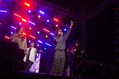 NEW DELHI, INDIA - 23 Mart 2025 tarihinde, Bollywood şarkıcısı Sonu Nigam, Delhi Teknoloji Üniversitesi (DTU), Rohini kampüsünde, Yeni Delhi, Hindistan 'da düzenlenen yıllık kültür festivali Engifest' 25 'te sahne aldı.. 