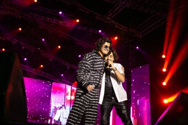 NEW DELHI, INDIA - 23 Mart 2025 tarihinde, Bollywood şarkıcısı Sonu Nigam, Delhi Teknoloji Üniversitesi (DTU), Rohini kampüsünde, Yeni Delhi, Hindistan 'da düzenlenen yıllık kültür festivali Engifest' 25 'te sahne aldı.. 