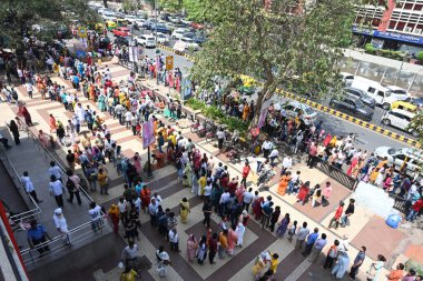 12 Nisan 2025 'te Hindistan' ın Yeni Delhi kentinde Hanuman Jayanti münasebetiyle Pracheen Hanuman Mandir, Connaught Place 'de kalabalık toplandı. Hanuman Jayanti, Tanrı Hanuman 'ın doğumunu kutluyor.