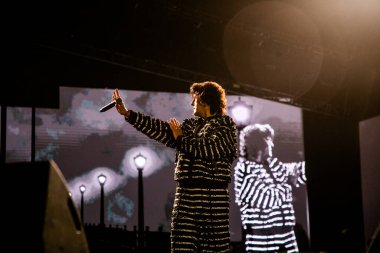 NEW DELHI, INDIA - 23 Mart 2025 tarihinde, Bollywood şarkıcısı Sonu Nigam, Delhi Teknoloji Üniversitesi (DTU), Rohini kampüsünde, Yeni Delhi, Hindistan 'da düzenlenen yıllık kültür festivali Engifest' 25 'te sahne aldı.. 