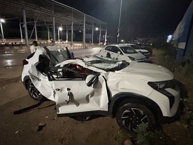 GURUGRAM, INDIA - 11 Nisan 2025 'te Hindistan' ın Gurugram kentinde, Toll Plaza yakınlarındaki Dwarka Otoyolu 'ndaki şiddetli bir toz fırtınası sırasında tabelanın düştüğü hasarlı arabanın görüntüsü. 