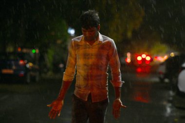 NOIDA, INDIA - 11 Nisan - 12. Sektör 'de yaz mevsimi boyunca hafif yağmur, Hindistan' ın Noida kentinde 11 Nisan 2025 tarihinde hava koşullarında hoş bir değişiklik getirdi. Şiddetli kum fırtınaları ve şiddetli rüzgarları Cuma akşamı başkente yağan yağmur izliyor.