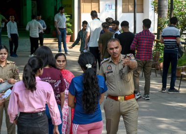 NOIDA, INDIA - 13 Nisan 2025: Ulusal Savunma Akademisi 'ne (NDA) adaylar 13 Nisan 2025' te Hindistan 'ın Noida kentinde, Devlet Koleji Sektörü 12' ye giriş sınavına girecekler.. 