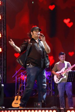 NEW DELHI, INDIA - 28 Mart 2025: Bollywood şarkıcısı Mohit Chauhan, Hindistan 'ın Yeni Delhi kentinde 28 Mart 2025 tarihinde Indira Gandhi Delhi Teknik Üniversitesi' nin yıllık kültür festivalinde sahne aldı.. 