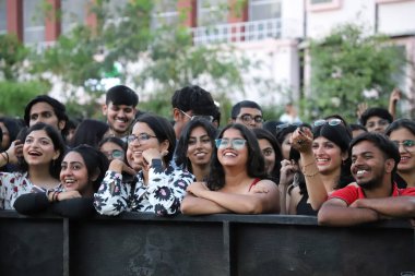 NEW DELHI, INDIA - 28 Mart 2025 'te öğrenciler, Taarangana25 yılındaki Indira Gandhi Delhi Kadınlar Teknik Üniversitesi (IGDTUW) kültür festivali sırasında Bollywood şarkıcısı Mohit Chauhan' ın performansının keyfini çıkarıyorlar.