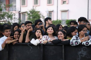NEW DELHI, INDIA - 28 Mart 2025 'te öğrenciler, Taarangana25 yılındaki Indira Gandhi Delhi Kadınlar Teknik Üniversitesi (IGDTUW) kültür festivali sırasında Bollywood şarkıcısı Mohit Chauhan' ın performansının keyfini çıkarıyorlar.