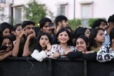 NEW DELHI, INDIA - 28 Mart 2025 'te öğrenciler, Taarangana25 yılındaki Indira Gandhi Delhi Kadınlar Teknik Üniversitesi (IGDTUW) kültür festivali sırasında Bollywood şarkıcısı Mohit Chauhan' ın performansının keyfini çıkarıyorlar.