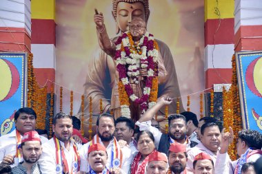 GHAZIABAD INDIA 14 Nisan 2025 Samajwadi Partisi, 14 Nisan 2025 tarihinde Navyug pazarındaki Ambedkar Park heykelinin doğum yıldönümünde Bharat Ratna Babasaheb BR Ambedkar heykeline çiçek verdi. Fotoğraf: Sakib Ali Hindustan