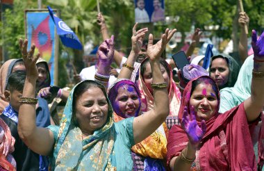 GHAZIABAD INDIA 14 Nisan 2025 Navyug pazarındaki Ambedkar Park heykelinin doğum yıldönümünde Bharat Ratna Babasaheb BR Ambedkar heykeli önünde dans eden ve şarkı söyleyen kadınlar 14 Nisan 2025 tarihinde Sakib Ali tarafından çekilmiştir. 