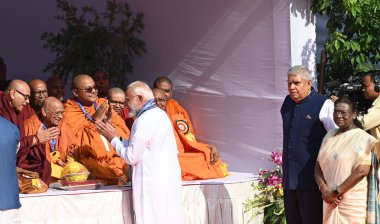 NEW DELHI INDIA 14 Nisan 2025 Cumhurbaşkanı Droupadi Murmu ve Başbakan Yardımcısı Jagdeep Dhankhar Başbakan Yardımcısı Narendra Modi, Babasaheb Bhimrao Ramji Ambedkar 'ın doğum yıldönümünde 14 Nisan 202' de Parlamento Binası 'nda düzenlenen törende