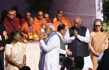 NEW DELHI INDIA 14 Nisan 2025 Cumhurbaşkanı Droupadi Murmu Başbakan Narendra Modi Union Bakanı JP Nadda Kongre Başkanı Mallikarjun Kharge ve parti lideri Sonia Gandhi Babasaheb Bhimrao Ramji Ambedkar 'a saygılarını sunmak amacıyla düzenlenen törende 