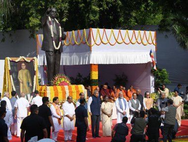 NEW DELHI INDIA 14 NİSAN 2025 Başkan Droupadi Murmu Başkan Yardımcısı Jagdeep Dhankhar Başbakan Yardımcısı Narendra Modi Union Bakanı JP Nadda Kongre Başkanı Mallikarjun Kharge ve parti lideri Sonia Gandhi B 'ye saygılarını sunmak amacıyla düzenlenen törende