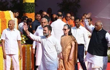 NEW DELHI INDIA 14 Nisan 2025 Kongre Başkanı Mallikarjun Kharge Lok Sabha 'da LoP ve parti lideri Rahul Gandhi ve parti lideri Sonia Gandi, Babasaheb Bhimrao Ramji Ambedkar' ın doğum yıldönümünde düzenlenen törende