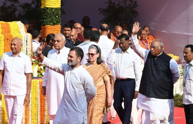 NEW DELHI INDIA 14 Nisan 2025 Kongre Başkanı Mallikarjun Kharge Lok Sabha 'da LoP ve parti lideri Rahul Gandhi ve parti lideri Sonia Gandi, Babasaheb Bhimrao Ramji Ambedkar' ın doğum yıldönümünde düzenlenen törende