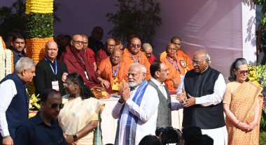 NEW DELHI INDIA 14 NİSAN 2025 Başkan Droupadi Murmu Başkan Yardımcısı Jagdeep Dhankhar Başbakan Yardımcısı Narendra Modi Union Bakanı JP Nadda Kongre Başkanı Mallikarjun Kharge ve parti lideri Sonia Gandhi B 'ye saygılarını sunmak amacıyla düzenlenen törende