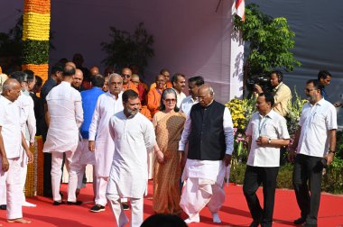 NEW DELHI INDIA 14 Nisan 2025 Kongre Başkanı Mallikarjun Kharge Lok Sabha 'da LoP ve parti lideri Rahul Gandhi ve parti lideri Sonia Gandi, Babasaheb Bhimrao Ramji Ambedkar' ın doğum yıldönümünde düzenlenen törende