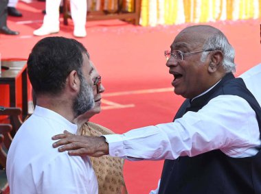 NEW DELHI INDIA 14 Nisan 2025 Kongre Başkanı Mallikarjun Kharge Lok Sabha 'da LoP ve parti lideri Rahul Gandhi ve parti lideri Sonia Gandi, Babasaheb Bhimrao Ramji Ambedkar' ın doğum yıldönümünde düzenlenen törende