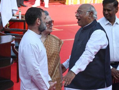 NEW DELHI INDIA 14 Nisan 2025 Kongre Başkanı Mallikarjun Kharge Lok Sabha 'da LoP ve parti lideri Rahul Gandhi ve parti lideri Sonia Gandi, Babasaheb Bhimrao Ramji Ambedkar' ın doğum yıldönümünde düzenlenen törende