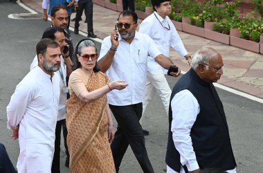 NEW DELHI INDIA 14 Nisan 2025 Kongre Başkanı Mallikarjun Kharge Lok Sabha 'da LoP ve parti lideri Rahul Gandhi ve parti lideri Sonia Gandi, Babasaheb Bhimrao Ramji Ambedkar' ın doğum yıldönümünde düzenlenen törende
