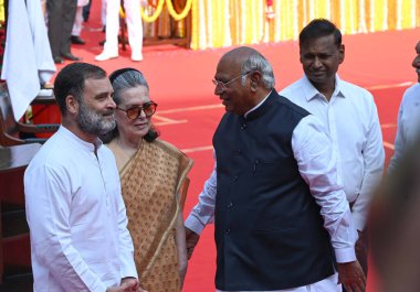 NEW DELHI INDIA 14 Nisan 2025 Kongre Başkanı Mallikarjun Kharge Lok Sabha 'da LoP ve parti lideri Rahul Gandhi ve parti lideri Sonia Gandi, Babasaheb Bhimrao Ramji Ambedkar' ın doğum yıldönümünde düzenlenen törende