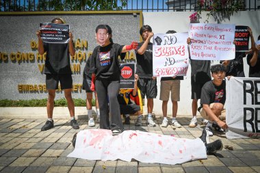 YENİ DELHI INDIA 14 NİSAN 2025 Tibetli aktivistler Vietnam Büyükelçiliği önünde Tibet dini lideri Tulku Hungkar Dorje 'nin Vietnam' da şüpheli ölümü hakkında Çin Cumhurbaşkanı Xi Jinping 'in ziyareti öncesinde soruşturma açılmasını isterken görüldü.