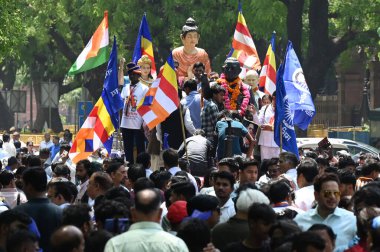 NEW DELHI: 14 Nisan 2025 - Ambedkar müritleri Parliament Caddesi 'nde Bharat Ratna Babasaheb Dr Bhimrao Ambedkars Jayanti kutlamaları sırasında 134..