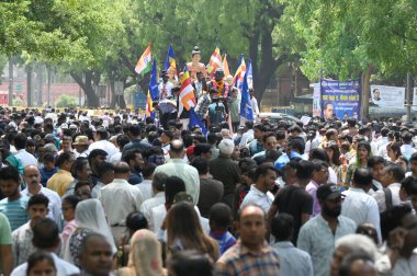 NEW DELHI: 14 Nisan 2025 - Ambedkar müritleri Parliament Caddesi 'nde Bharat Ratna Babasaheb Dr Bhimrao Ambedkars Jayanti kutlamaları sırasında 134..