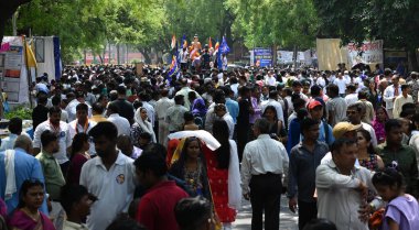 NEW DELHI INDIA APRIL 14 Nisan 2025 Ambedkar takipçileri 134. Bharat Ratna Babasaheb Dr Bhimrao Ambedkars Jayanti kutlamaları sırasında Bharat Ratna Babasaheb Ambedkar Mela Parlamento Caddesi 'nde 14 Nisan 2025 tarihinde Yeni Delhi Hindistan' da