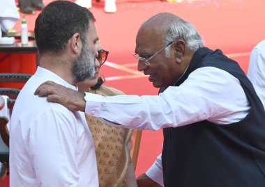 NEW DELHI INDIA APRIL 14 Nisan 2025 LOP Lok Sabha Rahul Gandhi LOP Rajya Sabha Mallikarjun Kharge ve Kongre Başkanı Sonia Gandhi, Babasaheb BR Ambedkar 'ın doğum yıldönümü kutlamaları sırasında Nisan ayında Prerna Sthal Parliament House Lawns' ta toplandı. 