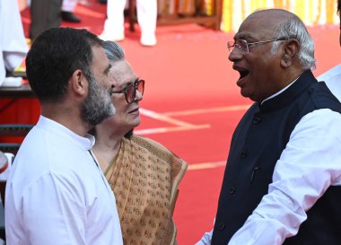 NEW DELHI INDIA APRIL 14 Nisan 2025 LOP Lok Sabha Rahul Gandhi LOP Rajya Sabha Mallikarjun Kharge ve Kongre Başkanı Sonia Gandhi, Babasaheb BR Ambedkar 'ın doğum yıldönümü kutlamaları sırasında Nisan ayında Prerna Sthal Parliament House Lawns' ta toplandı. 