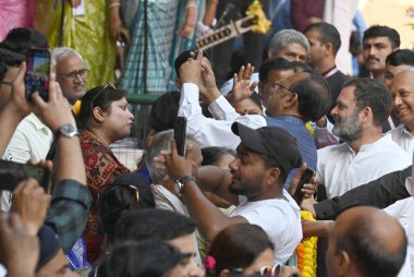 NEW DELHI INDIA APRIL 14 Nisan 2025 LOP Lok Sabha Rahul Gandhi, Babasaheb 'in doğum yıldönümü kutlamaları sırasında Ambedkar Destekçileri ile Prerna Sthal Parliament House Lawns 14 Nisan 2025 tarihinde Sonu Me by Sonu Me