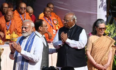 NEW DELHI INDIA 14 Nisan 2025 Başbakan Narendra Modi Sendika Sağlık Bakanı JP Nadda LOP Rajya Sabha mallikarjun kharge lideri Sonia Gandhi Babasaheb 'in doğum yıldönümü kutlamaları sırasında Prerna Sthal Par' da Ambedkar