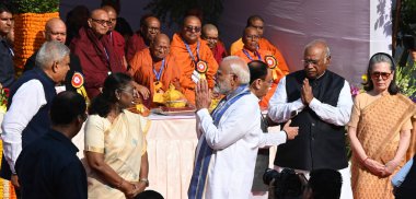 YENİ DELHI INDIA 14 NİSAN 2025 Hindistan Başkanı Droupadi Murmu Hindistan Başkan Yardımcısı Jagdish Dhankar Başbakan Yardımcısı Narendra Modi Sağlık Bakanı JP Nadda Kongre Başkanı Sonia Gandhi Ba 'nın doğum yıldönümü kutlamaları sırasında