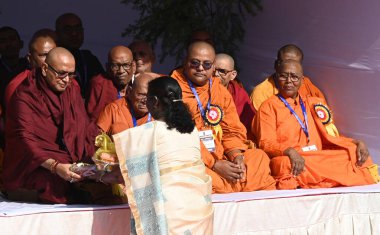 NEW DELHI INDIA 14 Nisan 2025 Hindistan Başkanı Droupadi Murmu, Babasaheb BR Ambedkar 'ın doğum yıldönümü kutlamaları sırasında Budist Keşiş ile 14 Nisan 2025 tarihinde Yeni Delhi Hindistan' da S.