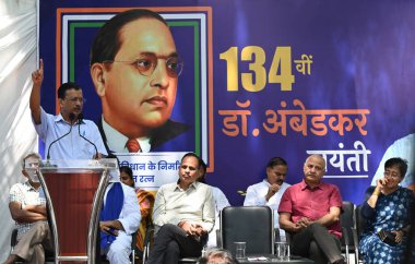 NEW DELHI INDIA 14 Nisan 2025 AAP ulusal kongre üyesi Arvind Kejriwal, AAP lideri Manish Sisodia Satyendar Jain Atishi ile konuşuyor Delhi Başkanı Saurabh Bhardwaj, Bharat Ratna Babasaheb Bhimrao Ambe 'nin portresi için çiçek verdi