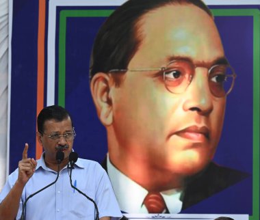 NEW DELHI INDIA 14 Nisan 2025 AAP ulusal kongre üyesi Arvind Kejriwal, AAP lideri Manish Sisodia Satyendar Jain Atishi ile konuşuyor Delhi Başkanı Saurabh Bhardwaj, Bharat Ratna Babasaheb Bhimrao Ambe 'nin portresi için çiçek verdi