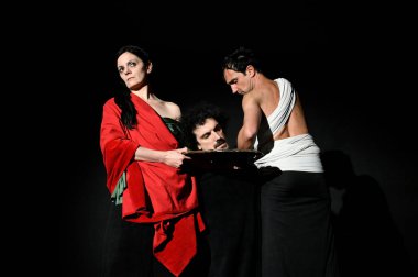 NEW DELHI INDIA APRIL 14 Nisan 2025 Teatri 35 şirketinin sanatçıları 14 Nisan 2025 tarihinde KNMA Saket 'te gerçekleştirilen deneysel bir performans sırasında Yeni Delhi Hindistan Teatri 35, Napoli merkezli İtalyan tiyatro şirketidir.