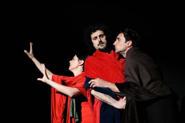 NEW DELHI INDIA APRIL 14 Nisan 2025 Teatri 35 şirketinin sanatçıları 14 Nisan 2025 tarihinde KNMA Saket 'te gerçekleştirilen deneysel bir performans sırasında Yeni Delhi Hindistan Teatri 35, Napoli merkezli İtalyan tiyatro şirketidir.